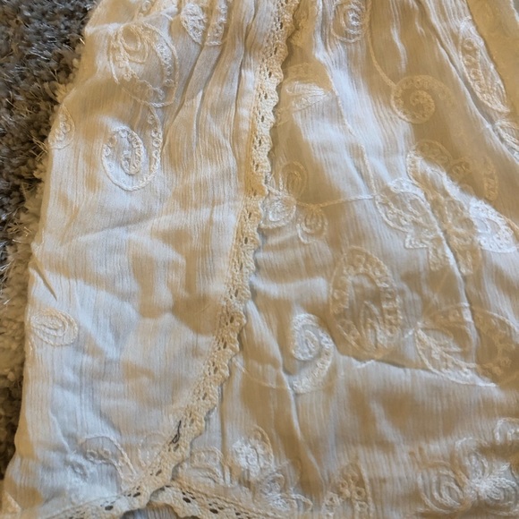 White lace-patterned shorts - Picture 2 of 5